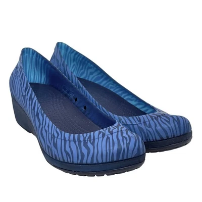 Zapatos de cuña Crocs Carlisa para mujer con estampado de cebra azul talla 7 Foto 1 de 4