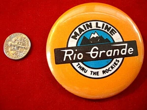 Pin Vintage RIO GRANDE Thru The Rockies LÍNEA PRINCIPAL-Botón Pinback Ferrocarril 2.5" - Imagen 1 de 3