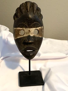Eine feine alte Dan afrikanische Maske 9" groß mit Ständer - Bild 1 von 8