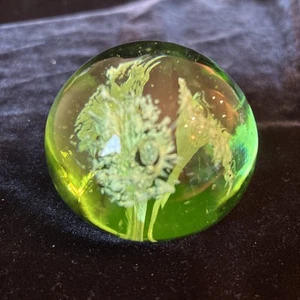 Vintage Paperweight Art Glass White Green Flower Round Paperweight - Bild 1 von 7