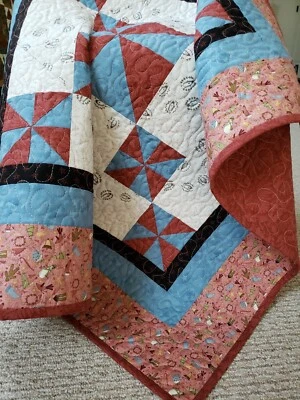 "Festive Pinwheels" Hecho a Mano Malva, Azul, Crema 100% Algodón, Acolchado a Máquina Foto 1 de 4