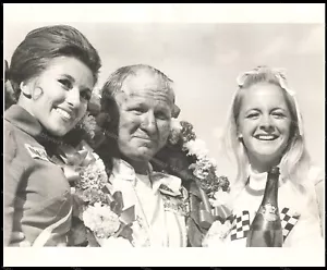 Cale Yarborough and Trophy Girls NASCAR Racing 1973 Foto de prensa original - Imagen 1 de 2