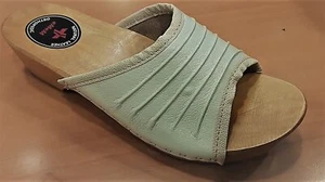 Zoccoli donna in legno n. 41 con fascia in pelle colore beige sabbia con grinze - Foto 1 di 1