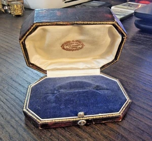 ANTIQUE PUSH BUTTON JEWELRY BOX FOR BROOCHE RED LEATHER GOLD ENGRAVED / EMPTY - Picture 1 of 15