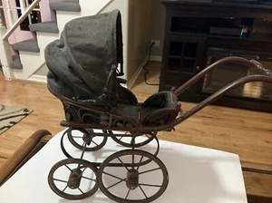 Vintage Puppenwagen aus Korbgeflecht und Metall Vintage mit metallüberzogenen Holzrädern - Bild 1 von 24