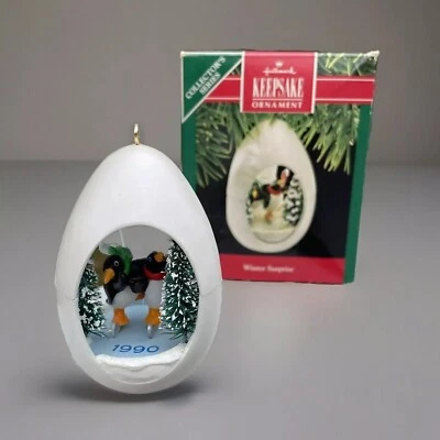 HALLMARK KEEPSAKE ORNAMENT WINTET SURPRISE DATED 1990 PENGUINS ICE SKATING EGG - Изображение 1 из 4