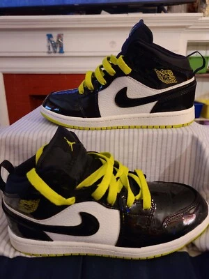 Air Jordan 2018 1 Mid SE GS 'Black Cyber' Talla 3 Niño (5mujeres) Zapatos Tenis Foto 1 de 4