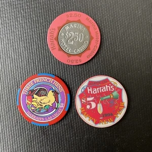 Lot of 3 Harrah's Casino chips Three French Hens New Year 1994 $5 Marina $2.50 - Picture 1 of 3