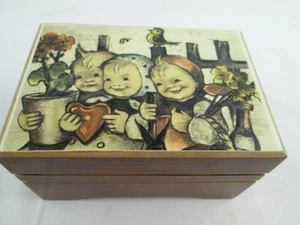 Music Box Vintage Hummel Art Reuge Musicale Svizzero in Legno Il Vagabondo Felice Funziona - Foto 1 di 8