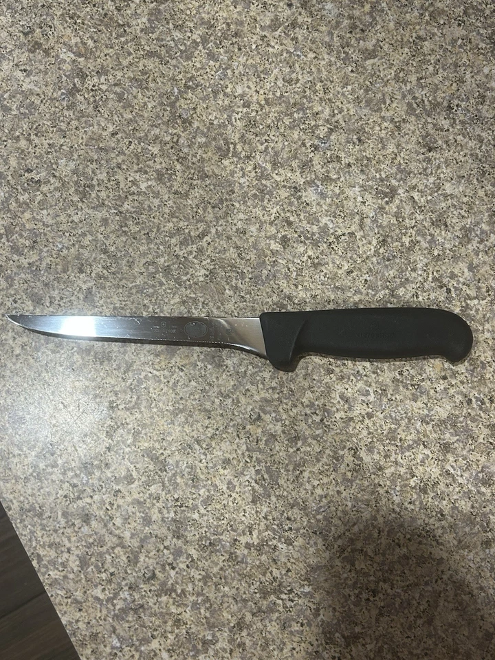 Cuchillo deshuesador estrecho flexible Victorinox 5.6413.15 mango negro antideslizante de 6 pulgadas Foto 1 de 1