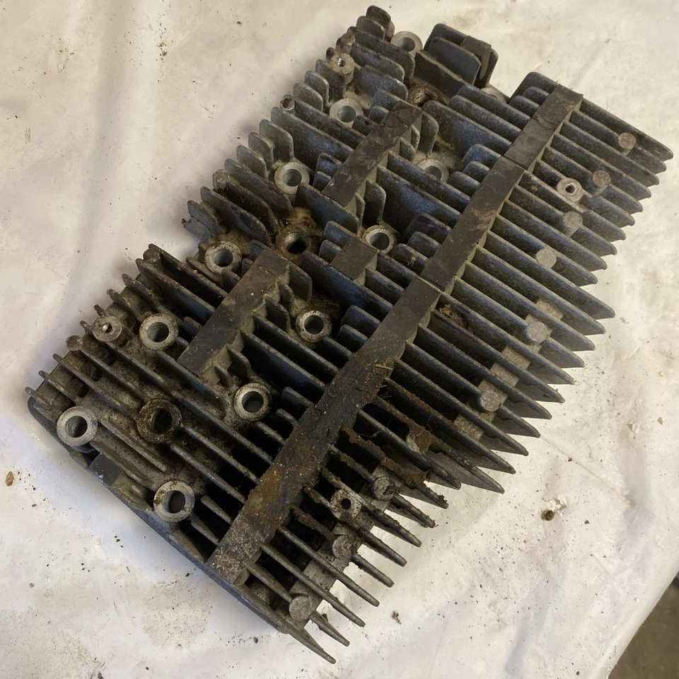 Верхняя часть головки блока цилиндров 2-тактная 1975 Suzuki Gt550 б/у только на запчасти от оригинального производителя - Изображение 1 из 2