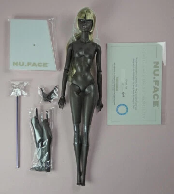 INTEGRITY TOYS HOLOGRAPHIC NOVAE NU-FACE - MINT DOLL, HANDS, LEGS & STAND - JUST OUT OF THE BOX
