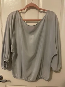 Top Michelle Farmer grigio in seta con elastico in vita e maniche nuovo con etichetta - Taglia L - Foto 1 di 4