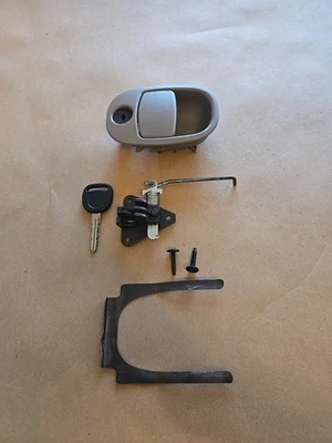 2002-2005 GMC Envoy Chevy Trailblazer Glove Box Door Latch Gray OEM With Key Foto 1 de 4