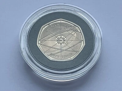 2017 PREMIUM PROOF SIR ISAAC NEWTON 50 PENCE COIN RARE EXTRA DOT BEFORE DATE - Image 1 of 4