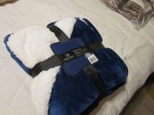 Neu mit Etikett Great Hotels Wendeüberwurf - 50"x60" weiß Sherpa & royalblau Samt  - Bild 1 von 3