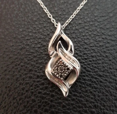 Colar infinito torcido prata esterlina diamantes preto e branco 18” assinado SOL. - Imagem 1 de 4