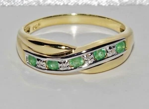 Anillo Esmeralda y Simular Diamante Crossover Media Eternity en oro amarillo de 14k sobre - Imagen 1 de 3