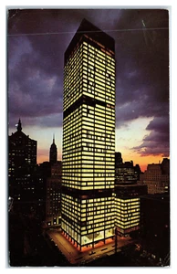 Union Carbide Gebäude in New York City in der Abenddämmerung Postkarte - Bild 1 von 2