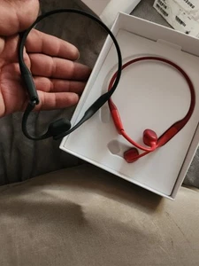 2 - Shokz - OpenRun Bone Conduction Open-Ear Headphones - Red / Black For Parts - Zdjęcie 1 z 3