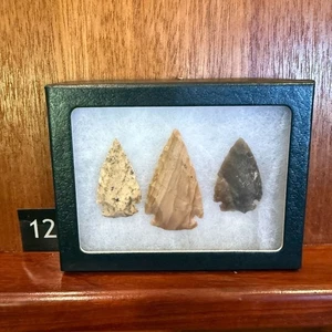 Pfeilspitze Sammlung in Vitrine - Bild 1 von 3