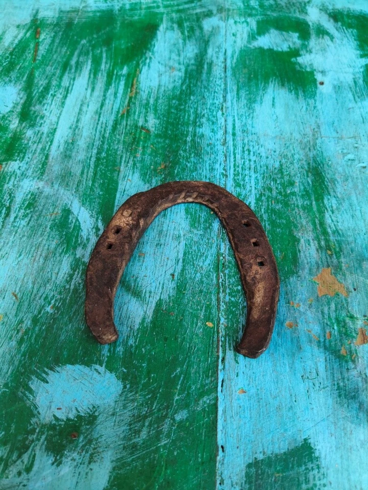 Antiguo anillo primitivo de hierro rústico forjado a mano para zapatos de caballo coleccionable Foto 1 de 4