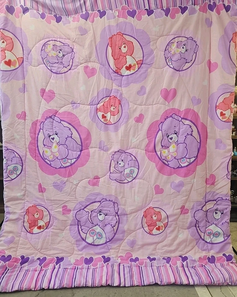Edredón doble Care Bears rosa y púrpura corazones mariposas 2004 64" × 86"  Foto 1 de 4