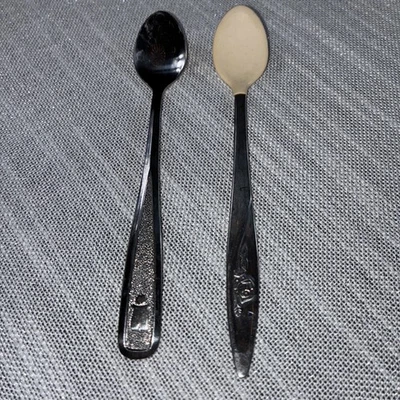 Juego De Colección De Dos (2) Cucharas Bebé '80 Los Primeros Años Punta Silicona Acero Inoxidable Foto 1 de 4