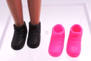 Lot 2 paires de chaussures Barbie vintage rose vif noir baskets hautes chaussures de tennis - Photo 1/9