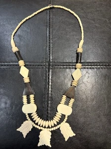 VINTAGE STATEMENT NECKLACE ETCHED CARVED DESIGN LEAF BEAD - Picture 1 of 7