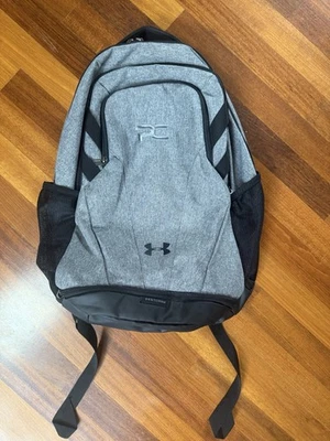 Mochila Under Armour Team Hustle Storm Gris PCFAST Logo AstraZeneca Usada UNA VEZ Foto 1 de 4