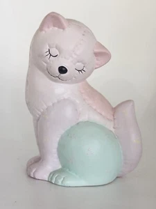 Lindo gato blanco sentado ojos cerrados inusual diseño de retazos porcelana usado en excelente estado - Imagen 1 de 8
