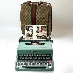 Máquina de escribir Gucci Olivetti Lettera 32 vintage con estuche de cuero PVC Gucci - Imagen 1 de 10