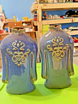 Par de jarrones chaqueta kimono de cerámica, esmalte azul y detalles dorados (13" de alto) Foto 1 de 4