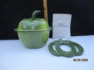 Technique Novelty Green Pepper 2.5 Qt. Enamel Cast Iron Dutch Oven /Trivet & Inf - Picture 1 of 14