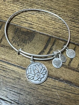 Pulsera Alex And Ani Flor de Loto Tonificada Plateada Foto 1 de 3