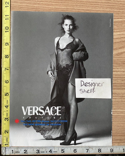 Abito Kate Moss per Versace Couture nero trasparente stampa scena pubblicità