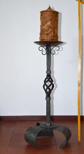 Eiserner Kerzenständer handgeschmiedet mit dicker Kerze - Bild 1 von 1
