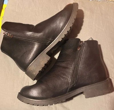 Ladies Black PVC Leather Zip Ankle Boots Size 6.5 (a bit small for size 7) - Image 1 of 4