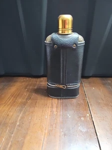 Frasco de vidrio vintage de 12 oz y 2 vasos de plástico almacenados debajo en estuche de cuero - Imagen 1 de 3