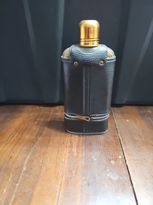 Frasco de vidro vintage 12 oz e 2 copos de plástico armazenados abaixo em estojo de couro - Imagem 1 de 3