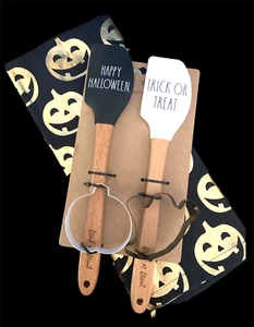 RAE DUNN SET REGALO AUTUNNO HAPPY HALLOWEEN SPATOLA + TAGLIERINE PER BISCOTTI & ASCIUGAMANO DA PIATTO 5 PZ - Foto 1 di 6