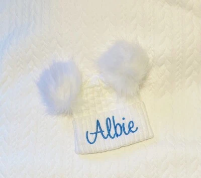 персонализированная вышитая зимняя детская шапка доступна в розовом/синем цвете для 12 месяцев - Изображение 1 из 3