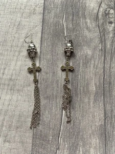 Scarlet In Chains Ladies Scary Sculls Gothic Earrings Metal New - Picture 1 of 7