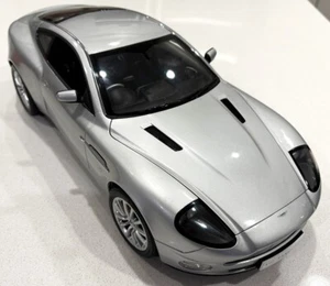Kyosho Aston Martin V12 Vanquish 1:12 Scale Diecast + Display Case | James Bond - Picture 1 of 20