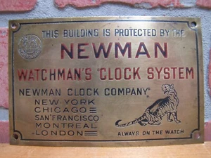 SISTEMA DE RELOJ DE CABALLERO PROTEGIDO POR NEWMAN Letrero de placa de identificación publicitaria de latón antiguo - Imagen 1 de 12