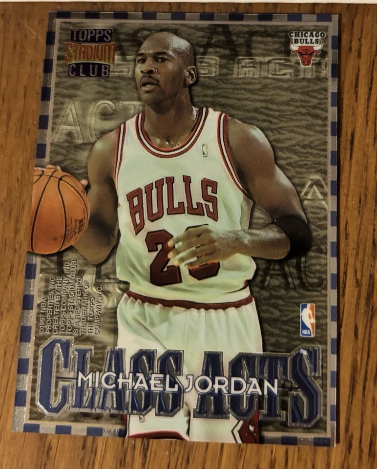 1996-97 Topps 体育场俱乐部级行为迈克尔·乔丹杰里·斯塔克豪斯 #CA1 名人堂 — 第 1/2 张图片