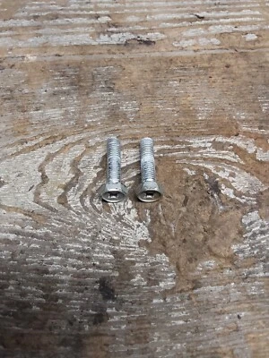 2005 05 04-05 Suzuki GSXR600 GSXR 600 крепежные болты для электрического стартера двигателя - Изображение 1 из 4