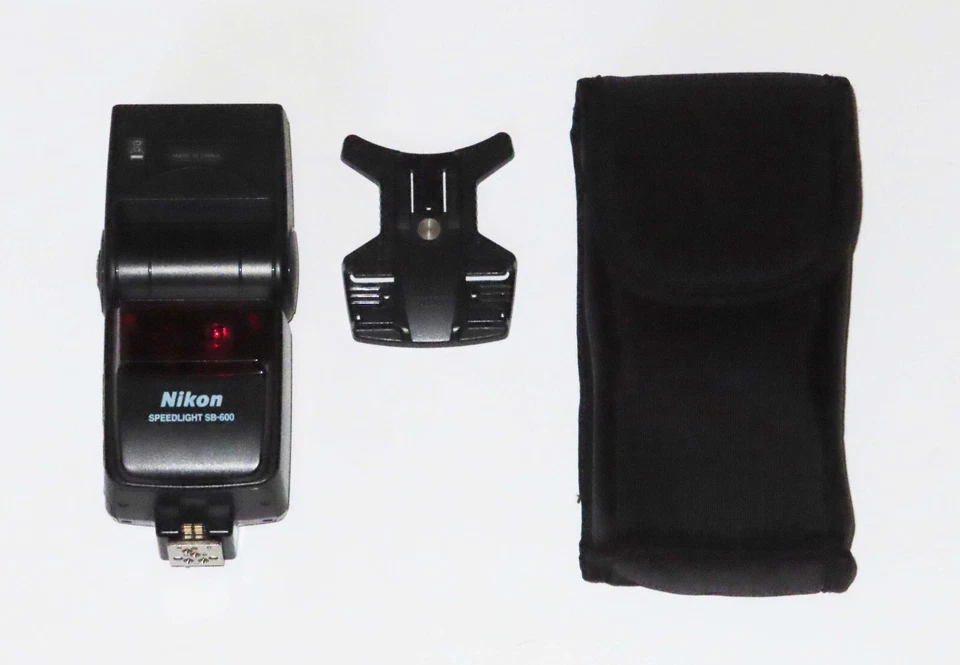 Nikon SB-600 Speedlight Flash For Nikon SLR and DSLR Cameras With Case & Stand - Image 1 of 3