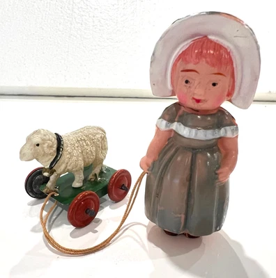 Brinquedo pequeno celulóide/estanho MARY and her LITTLE LAMB - Carrinho de corda Missing Mary's - Imagem 1 de 4
